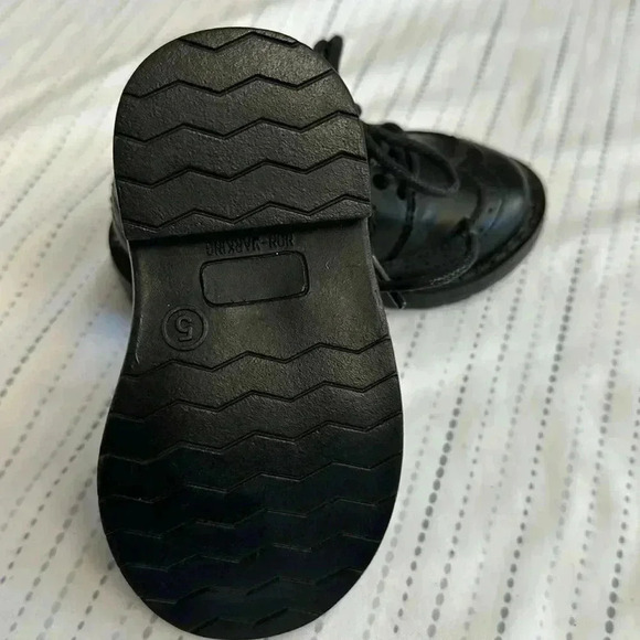 Gymboree - LIKE NEW -  Black dress shoes. Size 5 - Picture 5 of 8